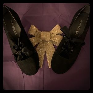 Aerosoles black heeled shoes with ribbon